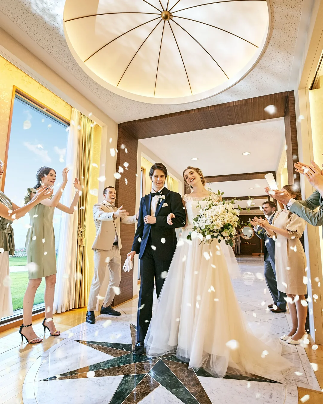 花びらのシャワーで祝福される新郎新婦