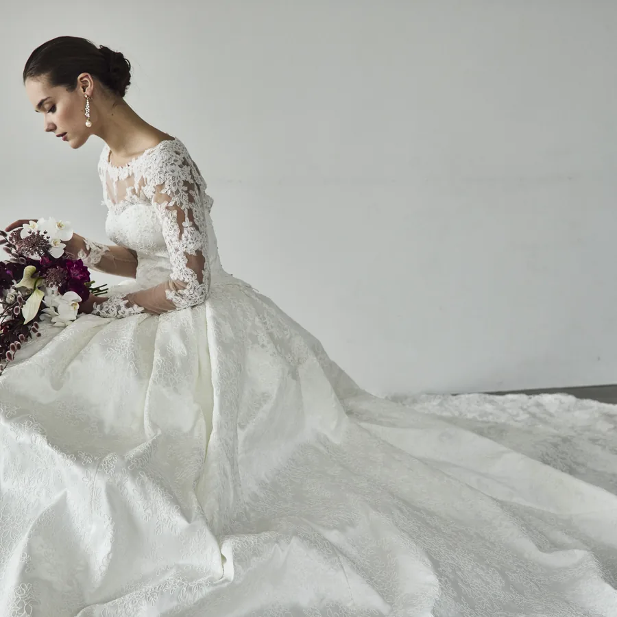 ウエディングドレス姿の新婦